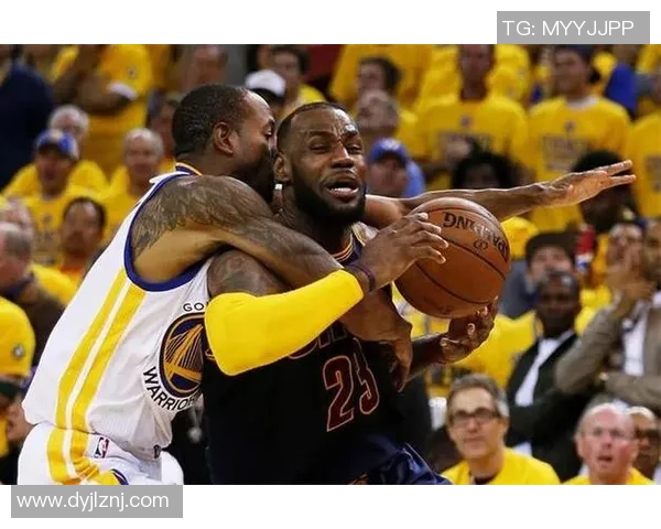 足球明星与詹姆斯亲密互动精彩视频回顾引发球迷热议 足球明星与詹姆斯亲密互动精彩视频回顾引发球迷热议