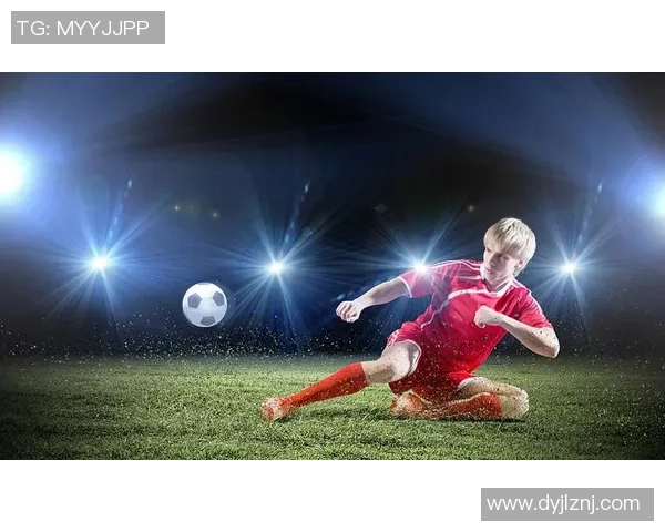 足球明星化身滑铲高手展现球场魅力与激情的完美结合