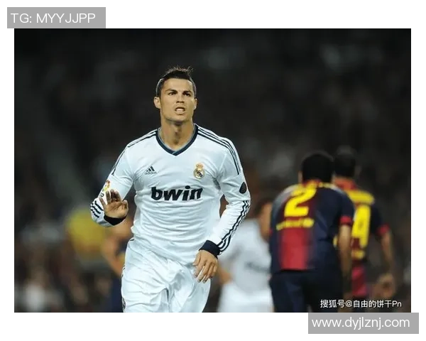 足球明星手握水杯搞笑瞬间引发全场欢笑趣事分享