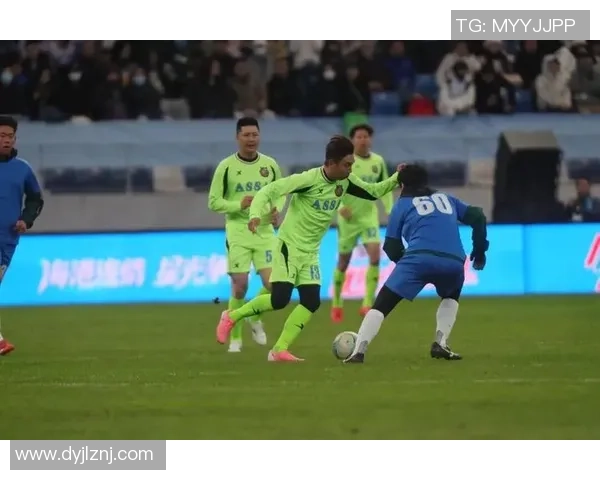 香港足球明星实拍展现运动员风采与激情瞬间的精彩合集 香港足球明星实拍展现运动员风采与激情瞬间的精彩合集